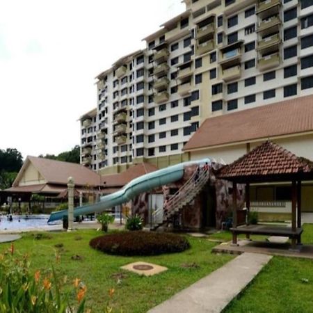 Puteri Beach Resort Port Dickson Exterior photo